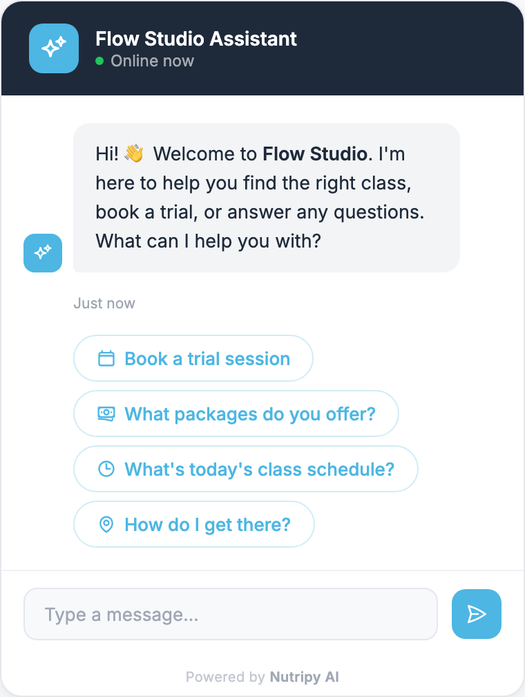 Widget de chat con IA en el sitio web de un estudio saludando a visitantes y ofreciendo acciones rápidas